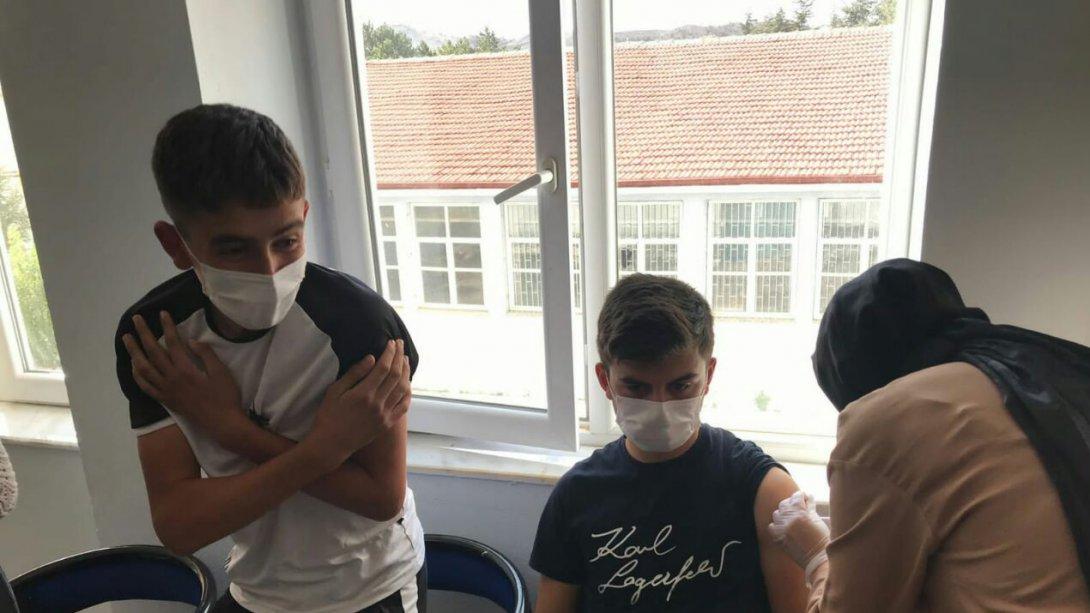 Şehit Mustafa KARASAKAL Çok Proğramlı Anadolu Lisesi Öğrencilerine Kovid-19 Aşıları Yapıldı