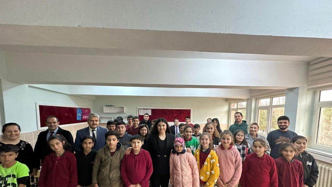  Kaymakamımız Sn. Emine KARATAŞ YILDIZ  Boğazkale İmam Hatip Ortaokulu /İlkokulunu ziyaret etti.