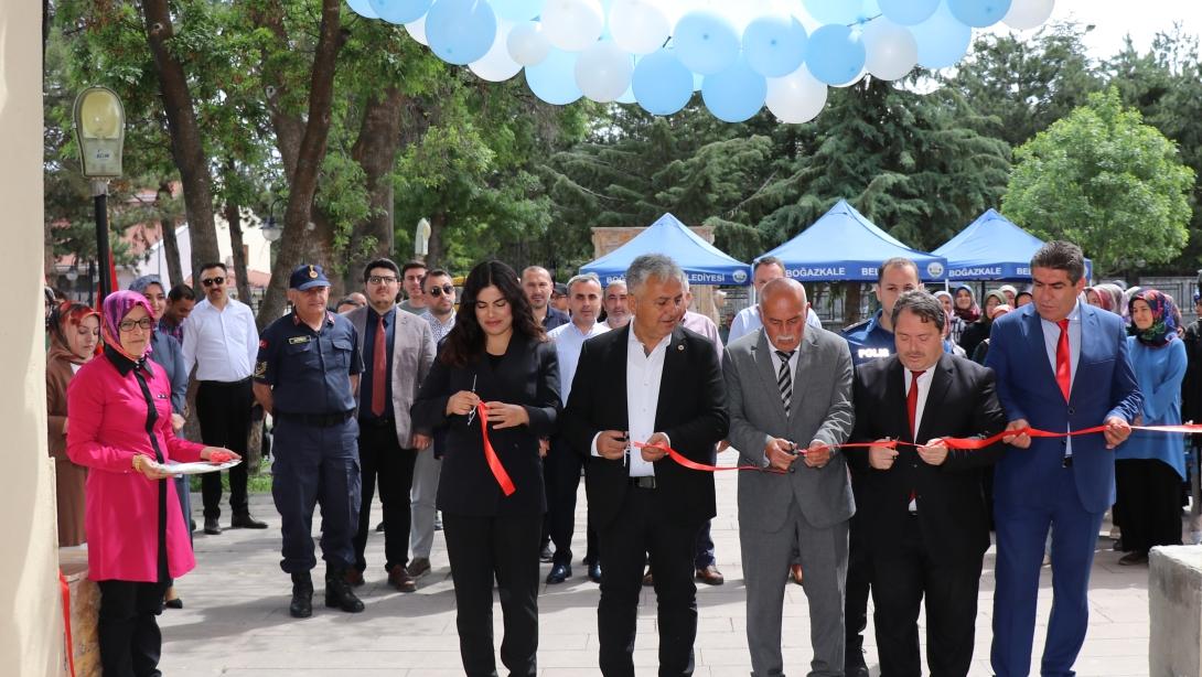 İlçemizde  Hayat Boyu Öğrenme Haftası etkinlikleri kapsamında el sanatları sergisi açıldı.